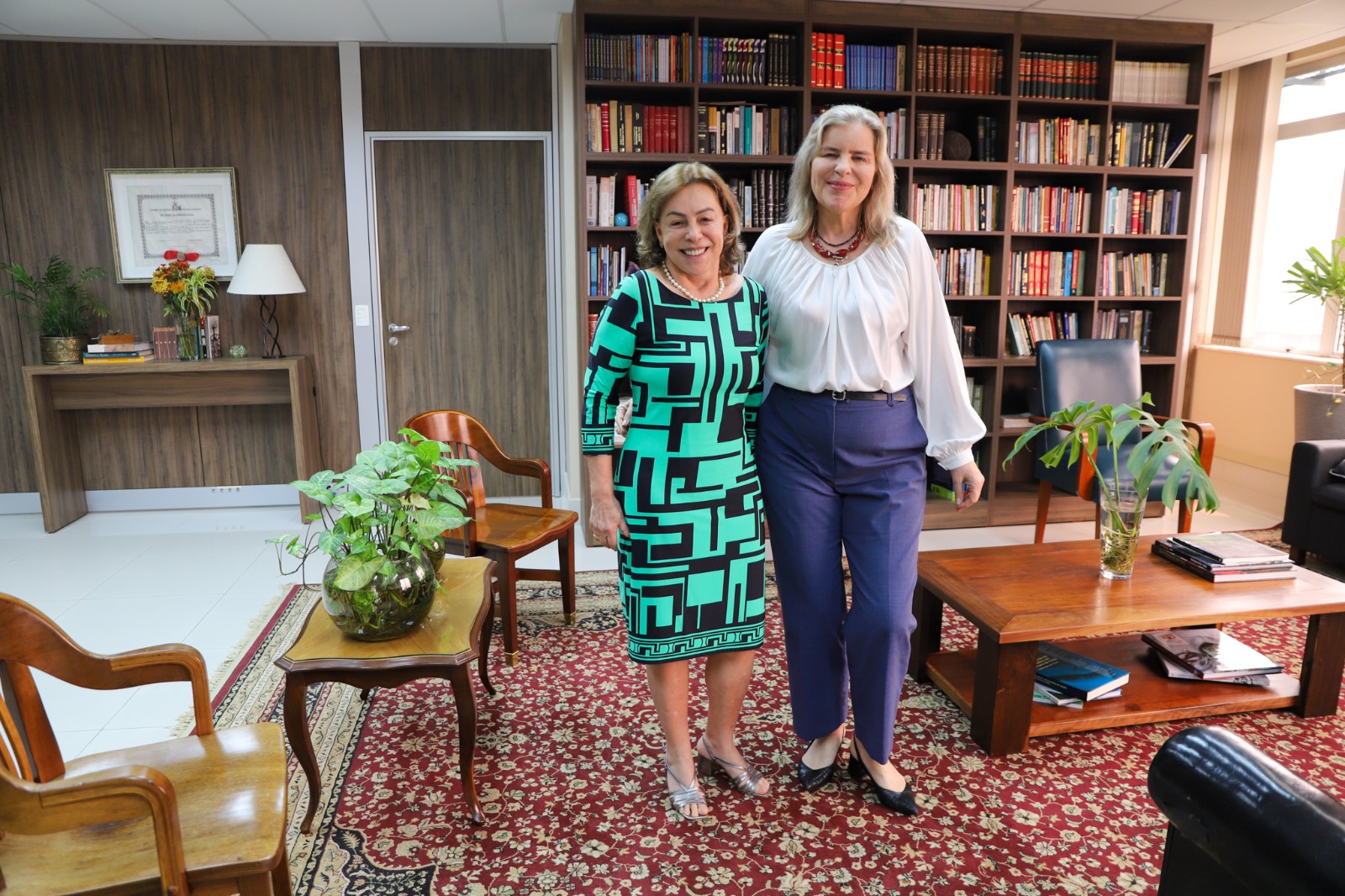 Ministra Dora e a procuradora-chefe do MPT-RS, Denise Maria Schellenberger Fernandes.