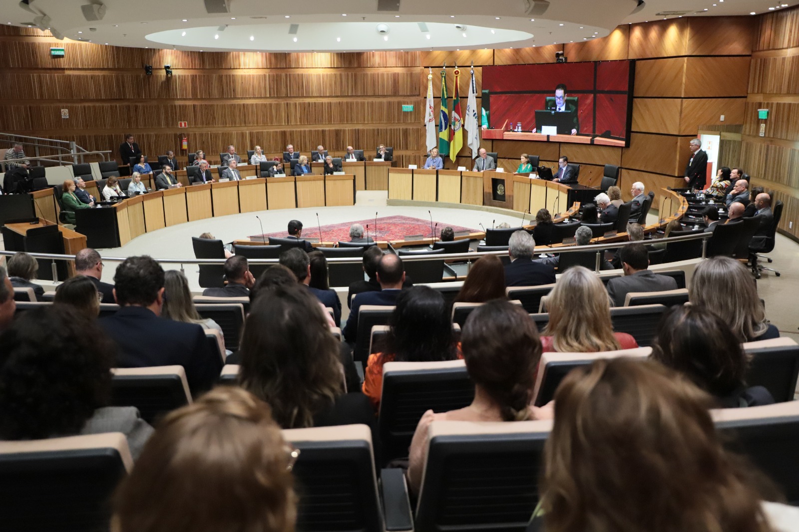 Foto da sessão de leitura da ata, no Plenário, em ângulo aberto