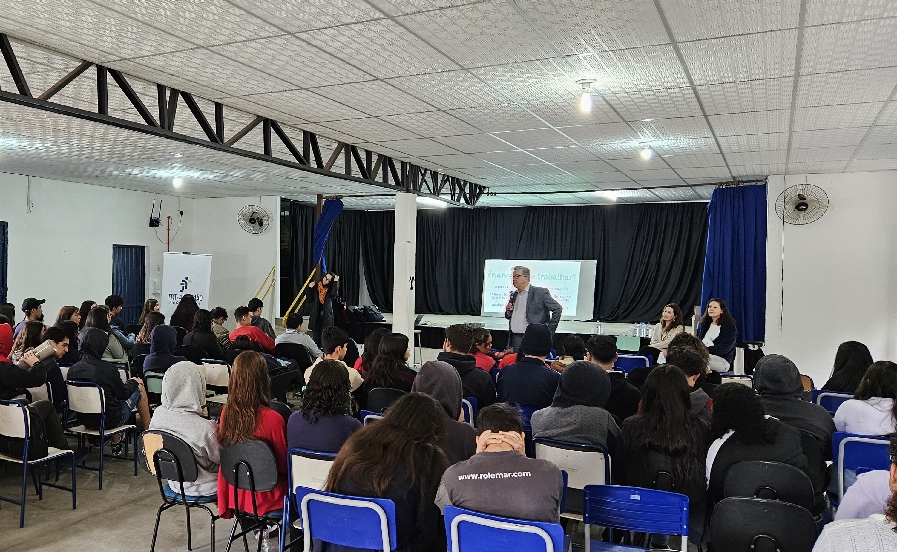Servidores palestrando sobre o concurso cultural 