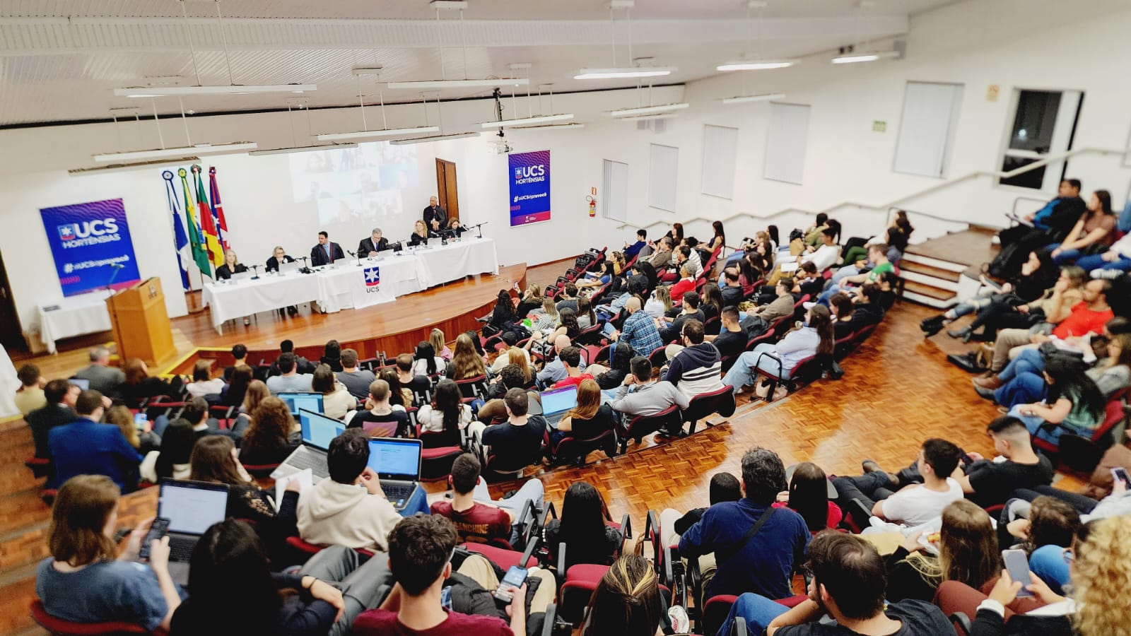 Alunos assistindo a sessão externa em Canela