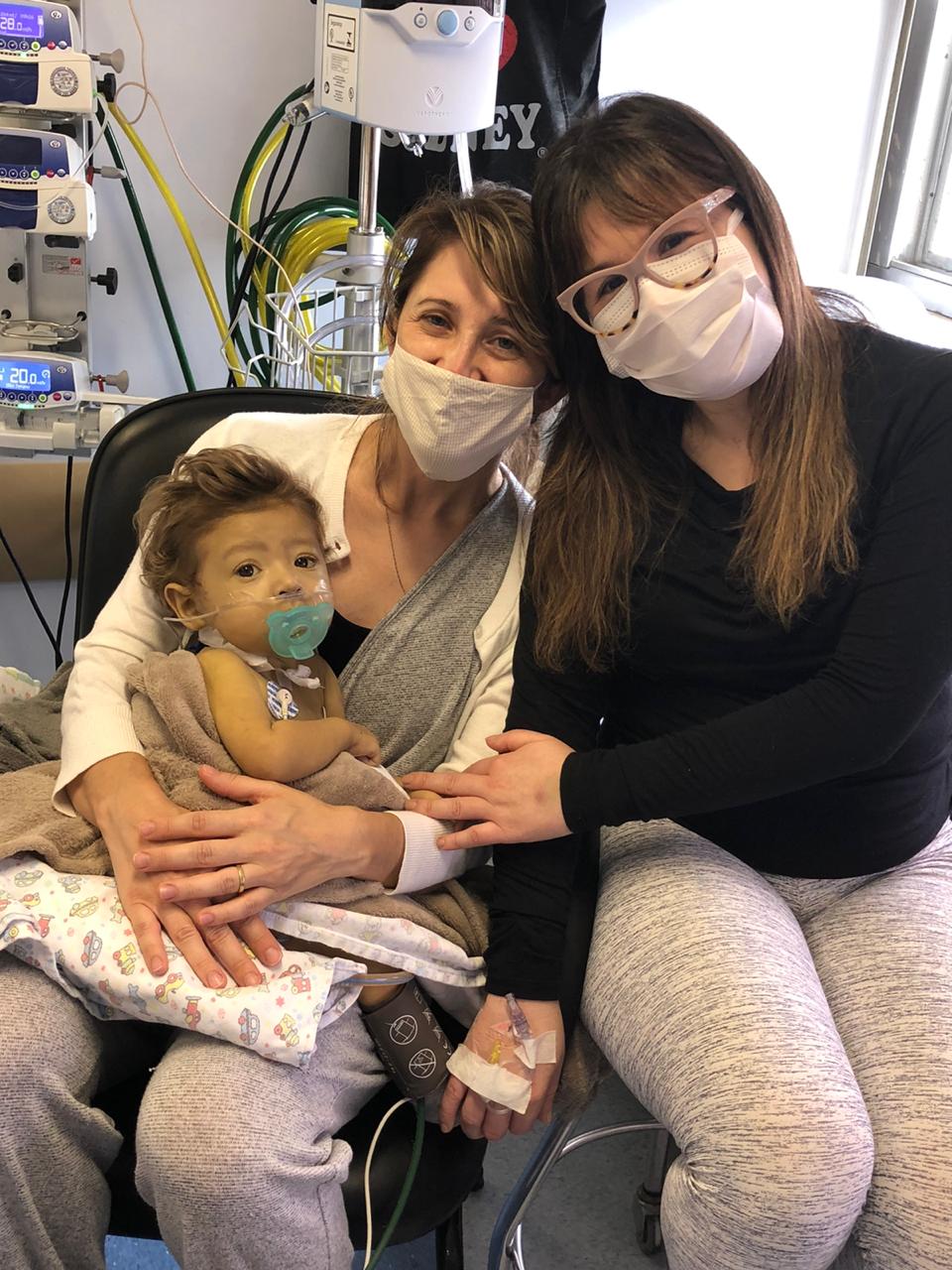 Isabel, Thales e a doadora, a tia Melissa. Ele tinha um ano e meio e estava no colo da mãe.Estão no hospital.