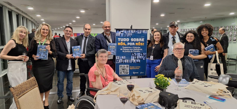 Grupo de servidores do TRT-RS que participou do lançamento do livro, no TST