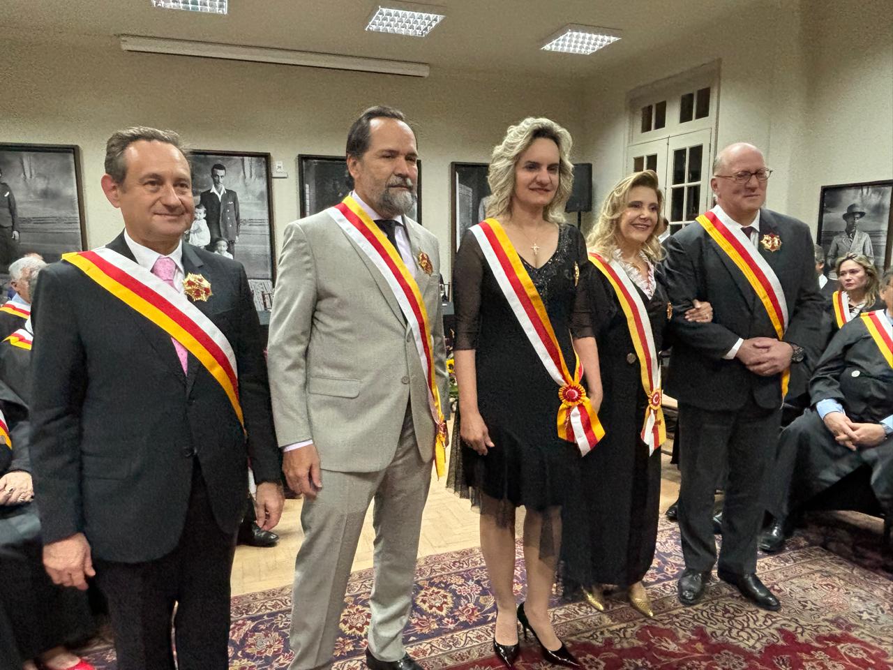 Des. Ricardo recebendo a medalha