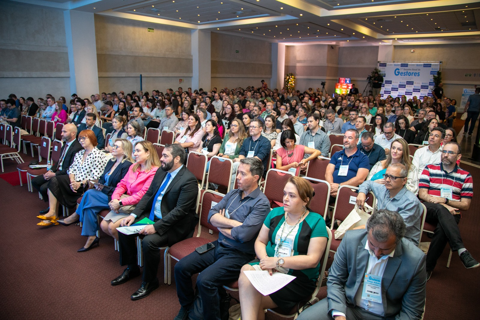 Foto em ângulo aberto, mostrando público e palco