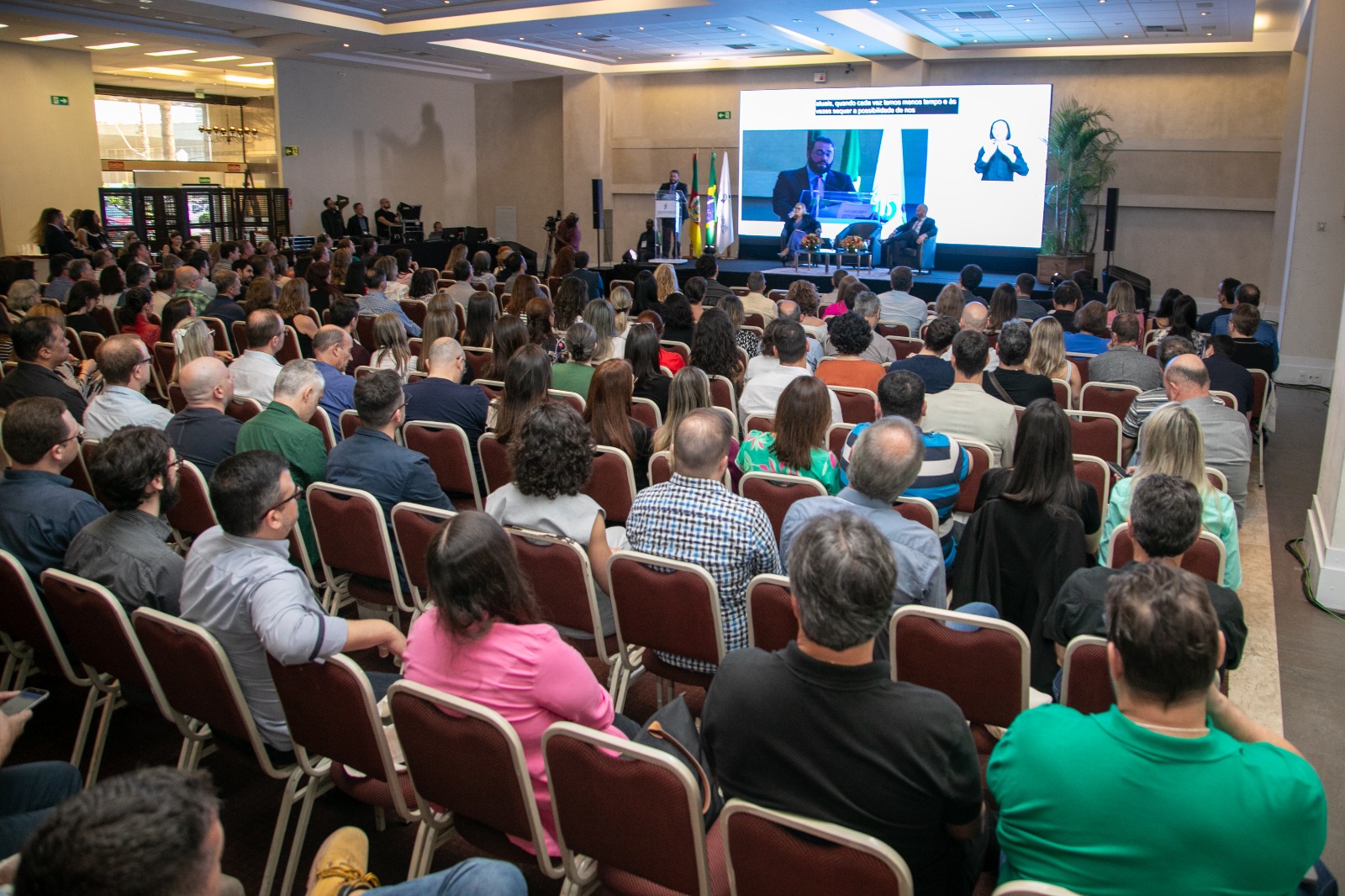 Foto em ângulo aberto, mostrando público e palco.