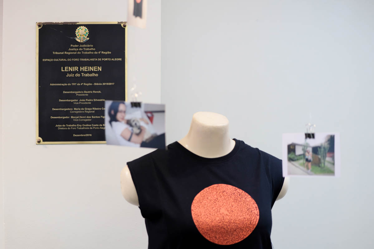 Foto de blusa com placa ao fundo