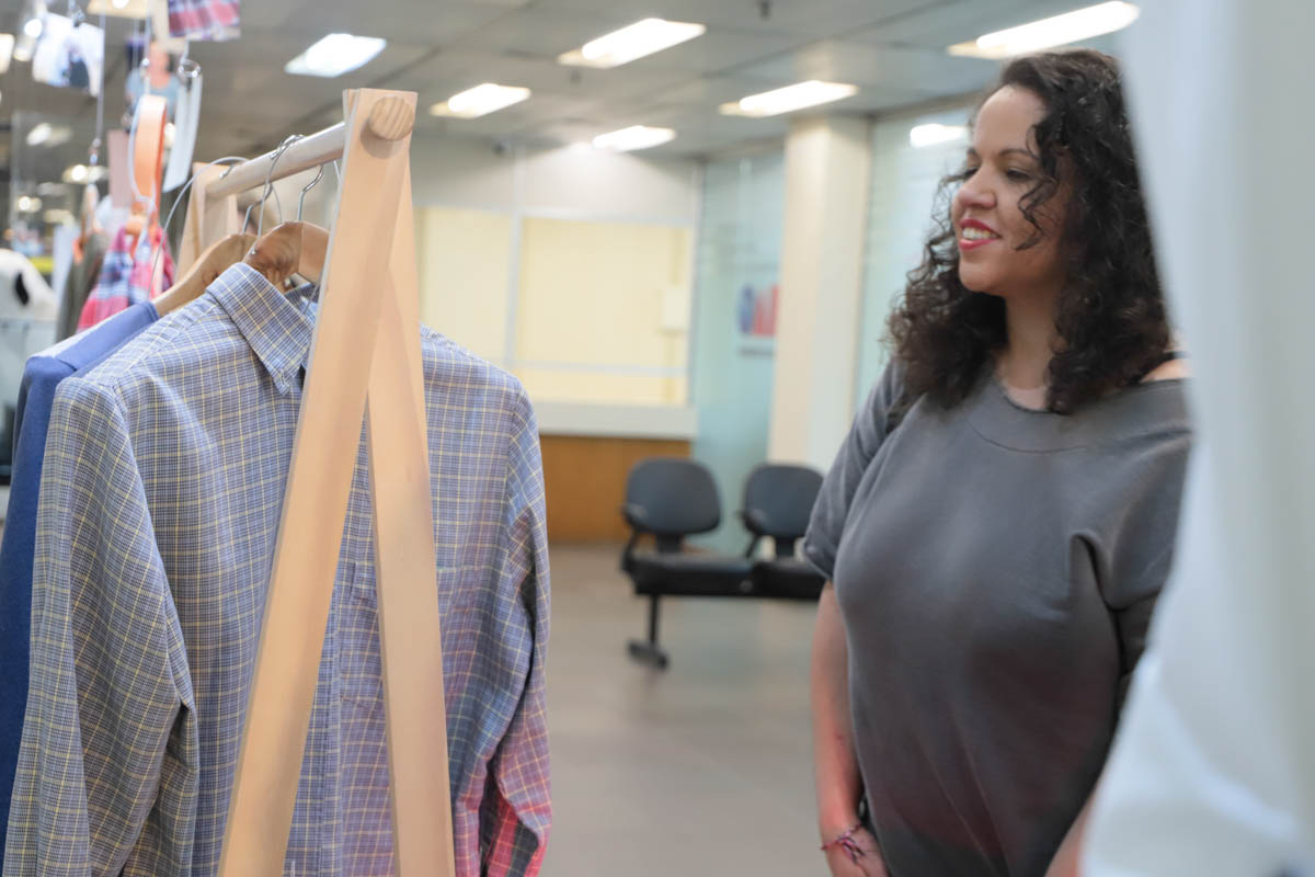 Pessoa olhanda peças em exposiçao