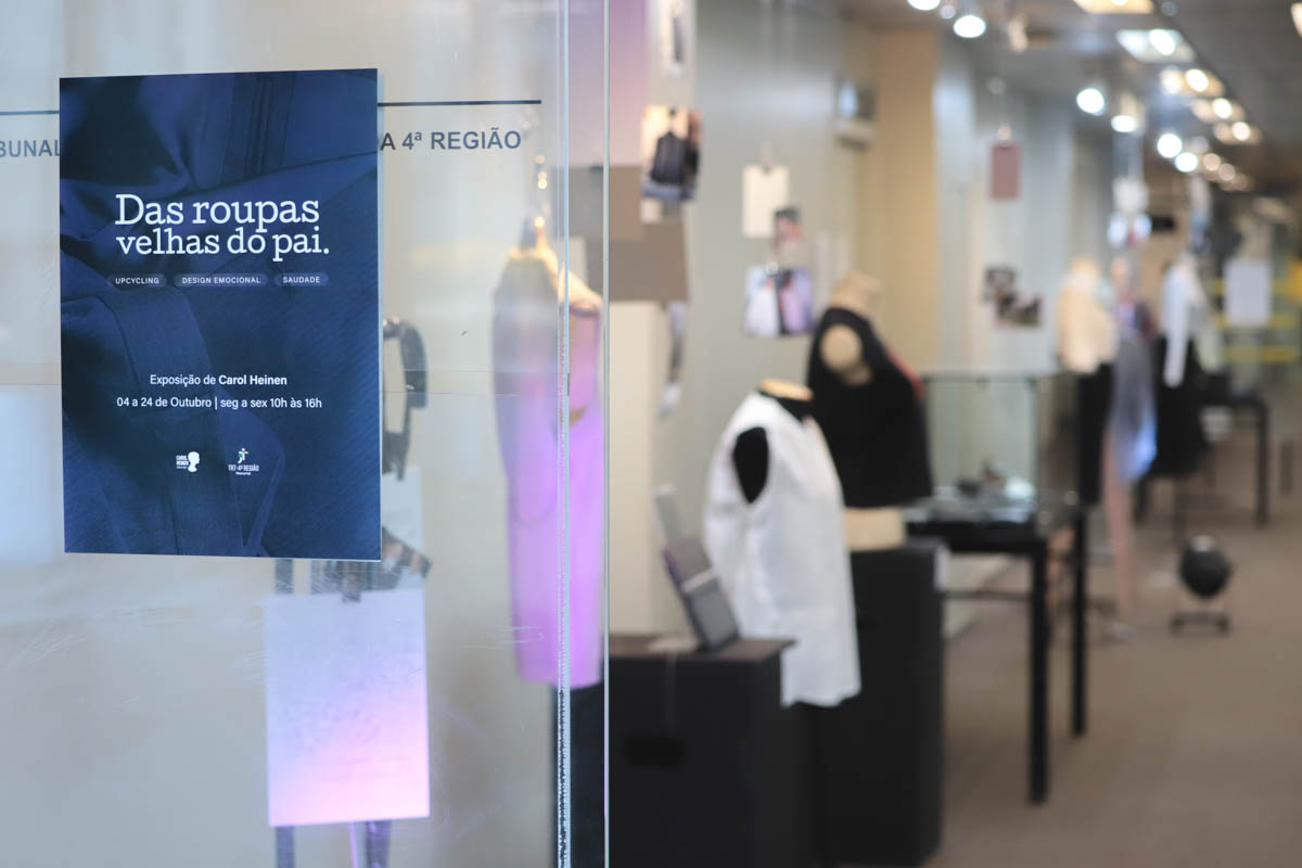 Cartaz e peças da exposição