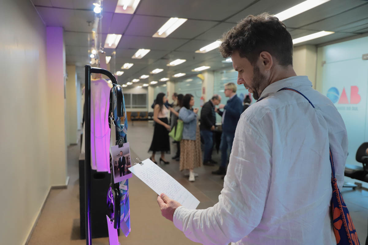Pessoa lendo o texto da exposição