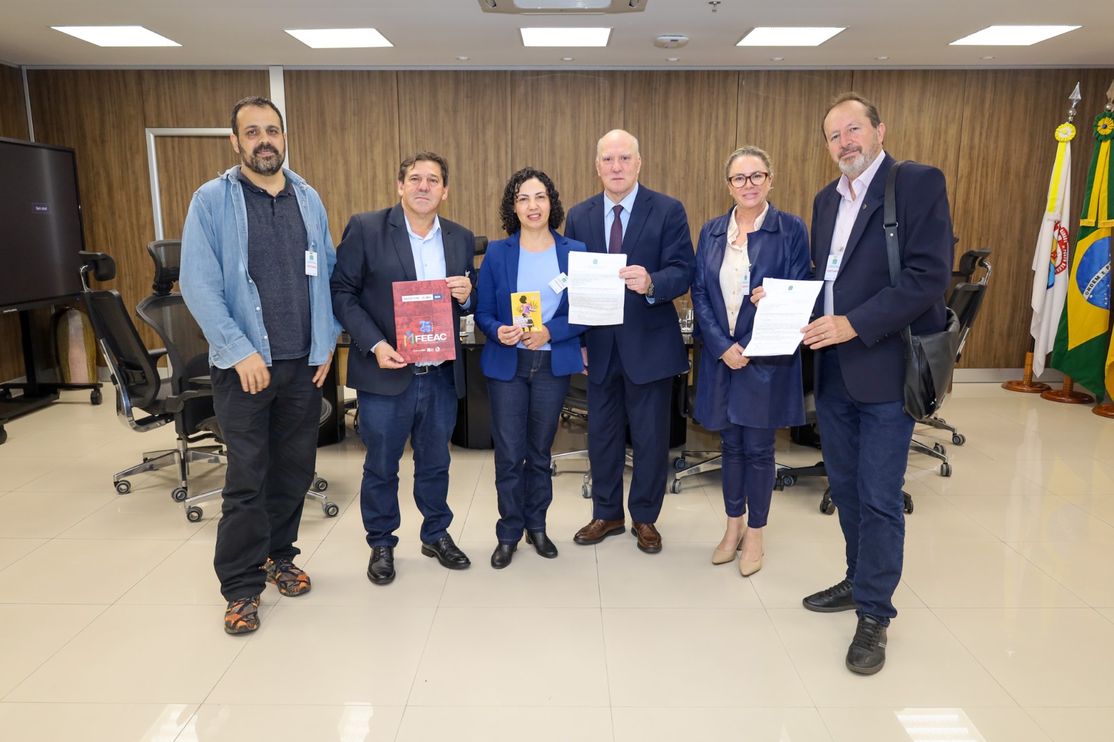 A foto posada reunião sobre terceirização.