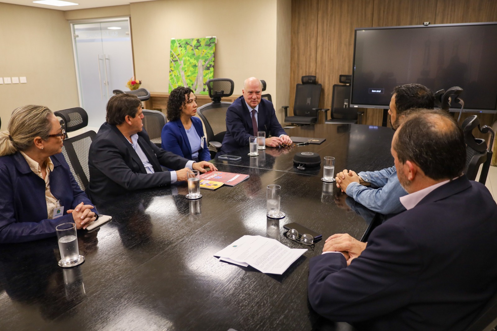 A foto da reunião sobre terceirização na mesa.