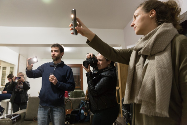 Fotógrafos e iluminadores no sarau na casa de Juliana e Juliano.