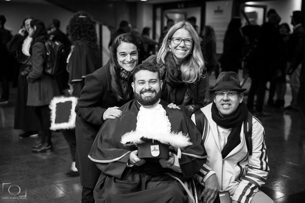 Formatura do Alex muito contente com a vitória da presença da rampa para chegar no palco junto com os demais formandos. Cris, Clara e Caio aproveitamos para trazer a história para a exposição.