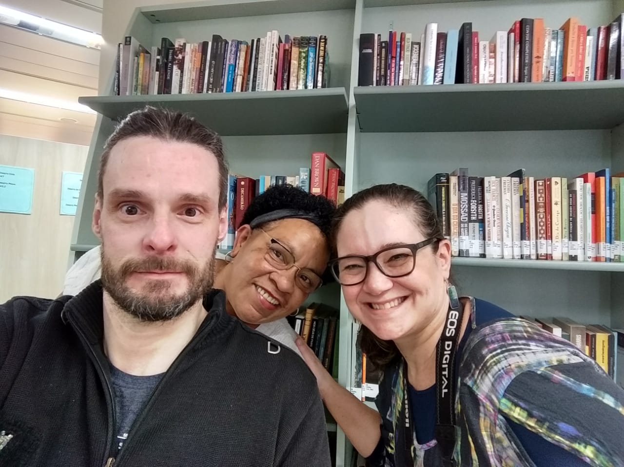 Pablo na biblioteca, com Lourdes e Lu Lee.