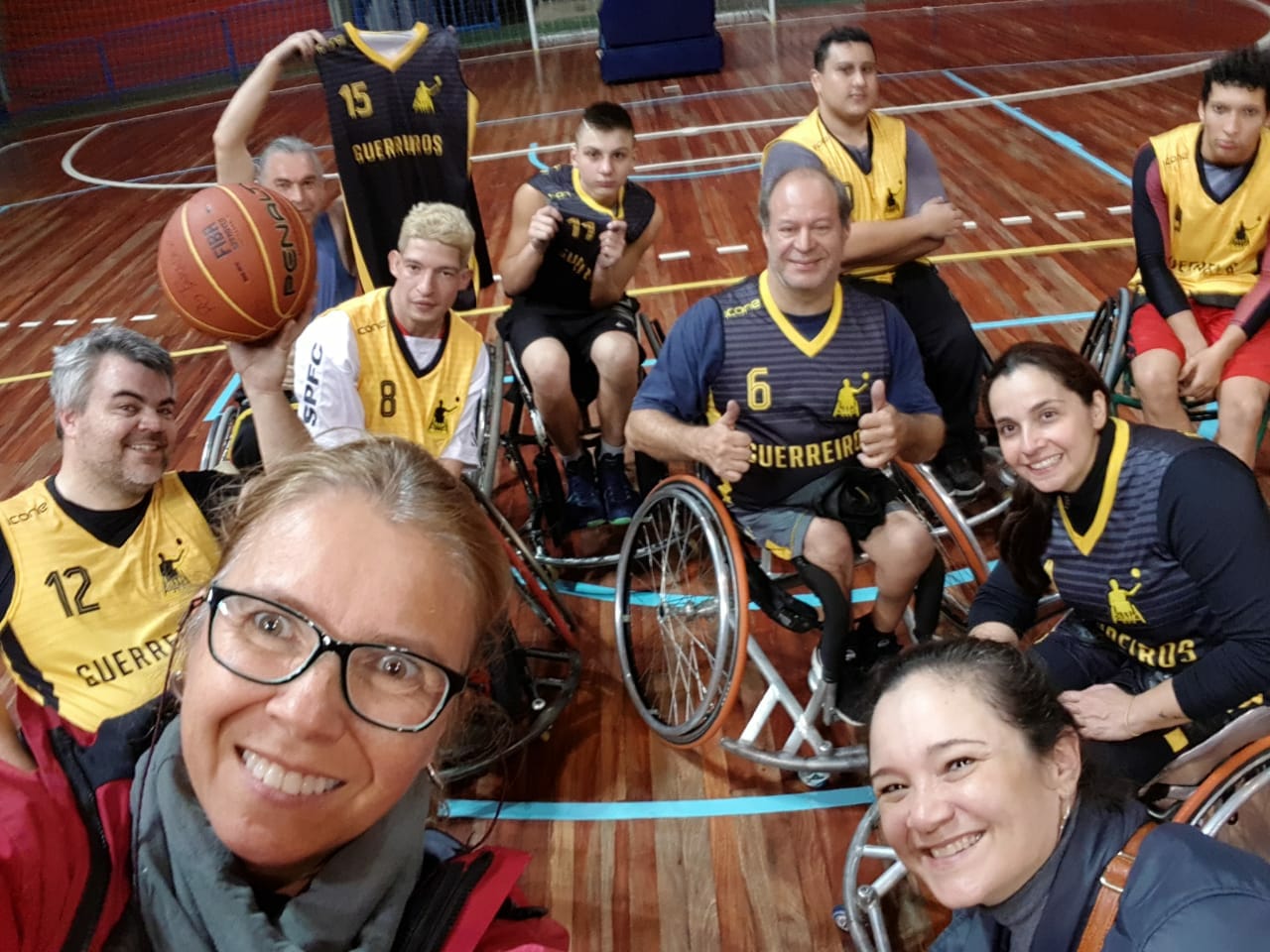 Clara e Lu Lee à frente da equipe de basquete do RS Paradesporto