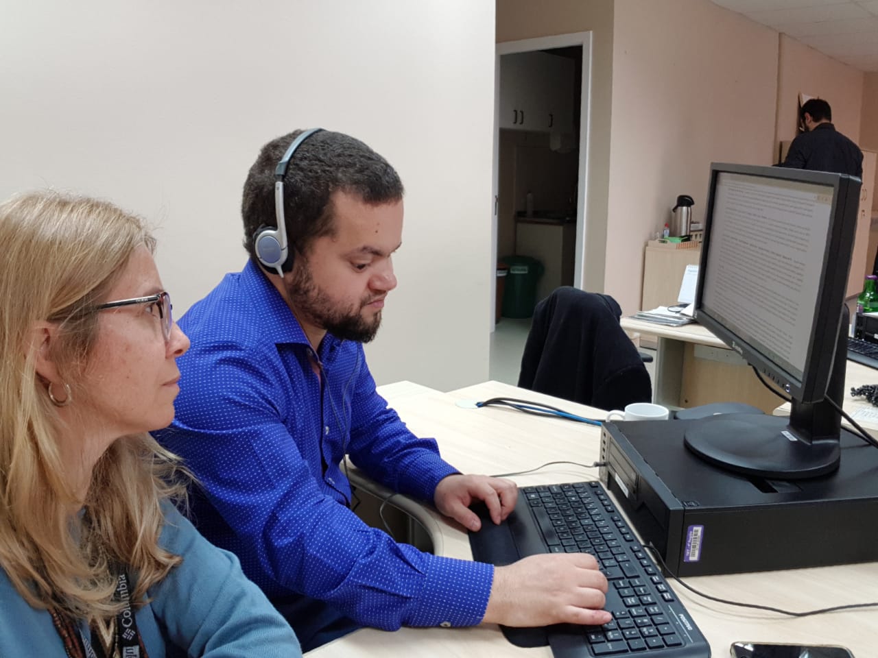 Clara e Juliano conferindo se o material produzido para o site está de acordo com os padrões de acessibilidade.