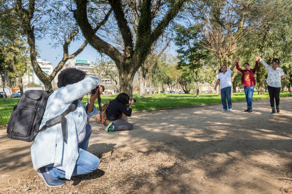 Lourdes e Isaura fotografando a família da Vânia no Parque Marinha.