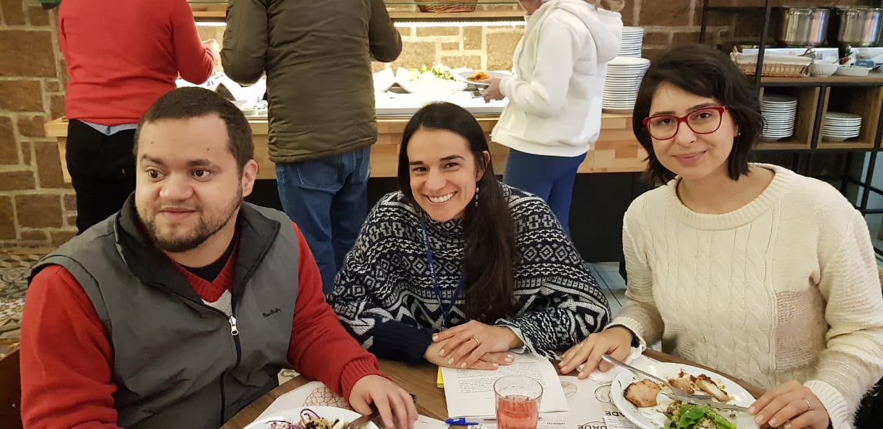 Reunião almoço para que Juliano, Cris e Gabi possam se conhecer.