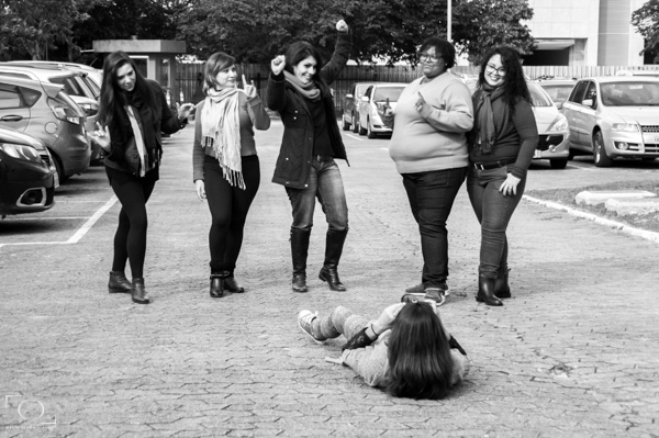 Teresa no chão procurando o melhor ângulo para fotografar a turma da FENEIS