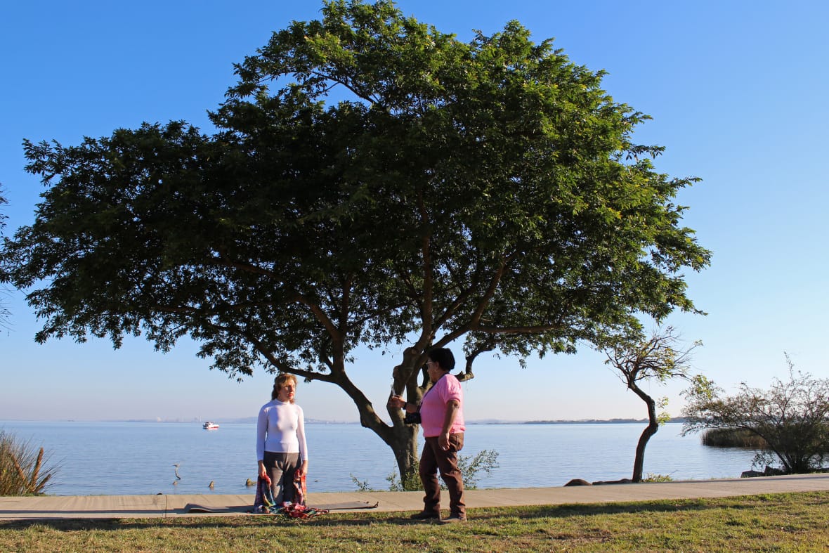 Lourdes e Elaine num dia lindo à beira do Guaíba.