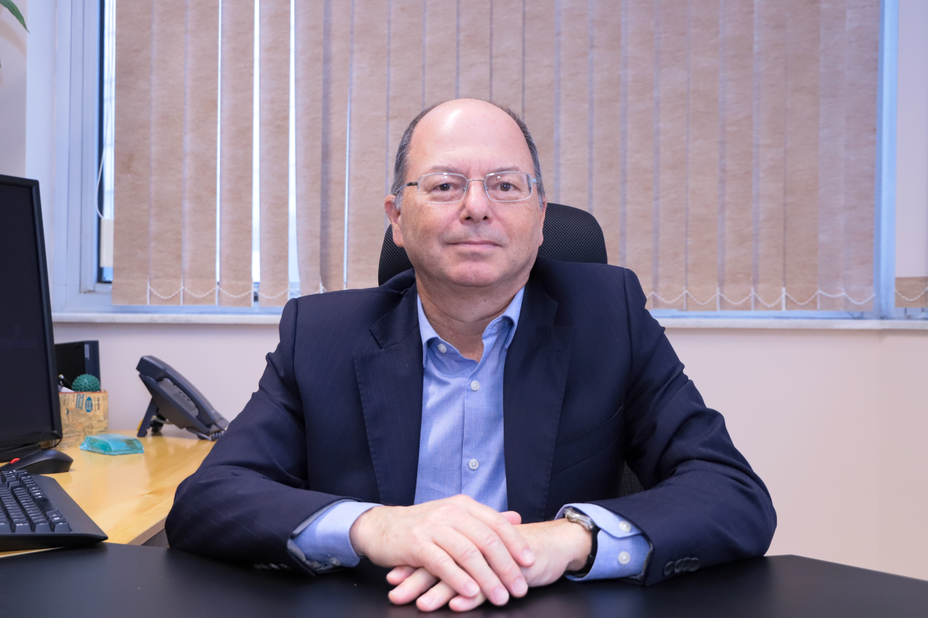 Foto do desembargador André Reverbel Fernandes em seu gabinete