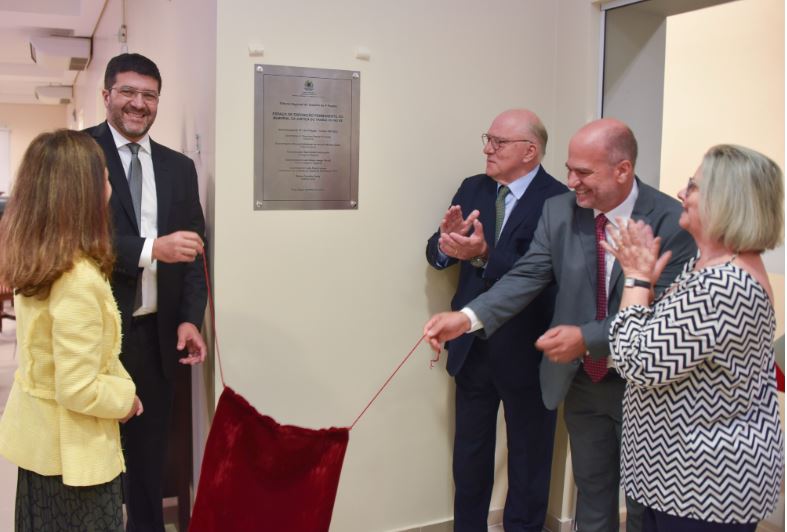 Os desembargadores Francisco Rossal, Ricardo Martins Costa, Rosane Serafini Casa Nova, João Paulo Lucena e a juíza Anita Lübbe descerram a placa do novo espaço de exposições do Memorial do TRT4