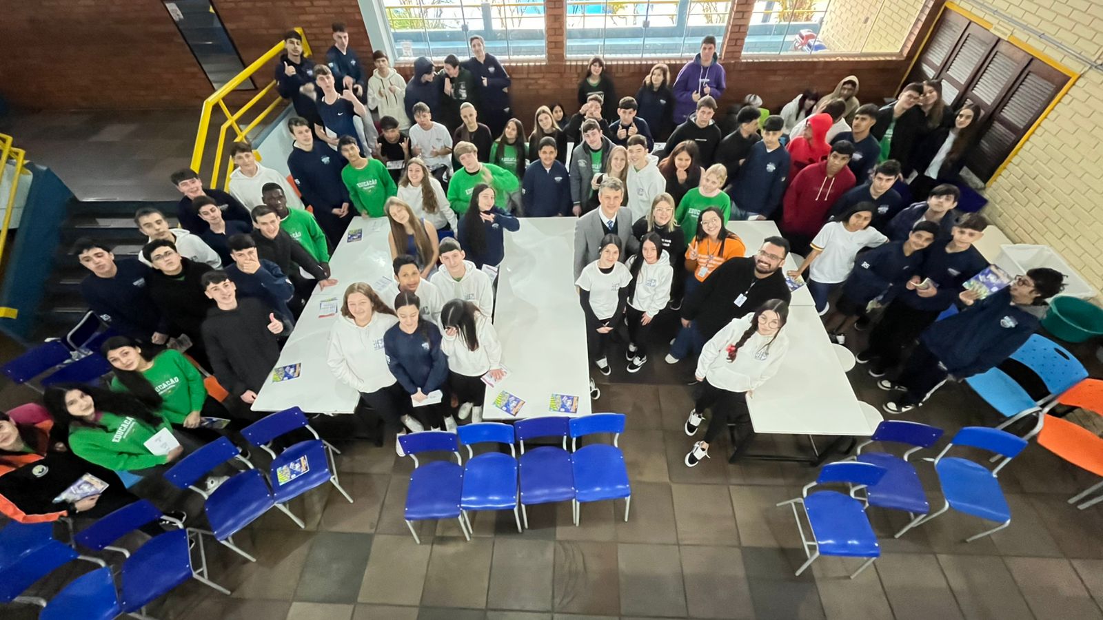 Crianças da escola João Caruso, de Erechim, todos juntos posando para foto