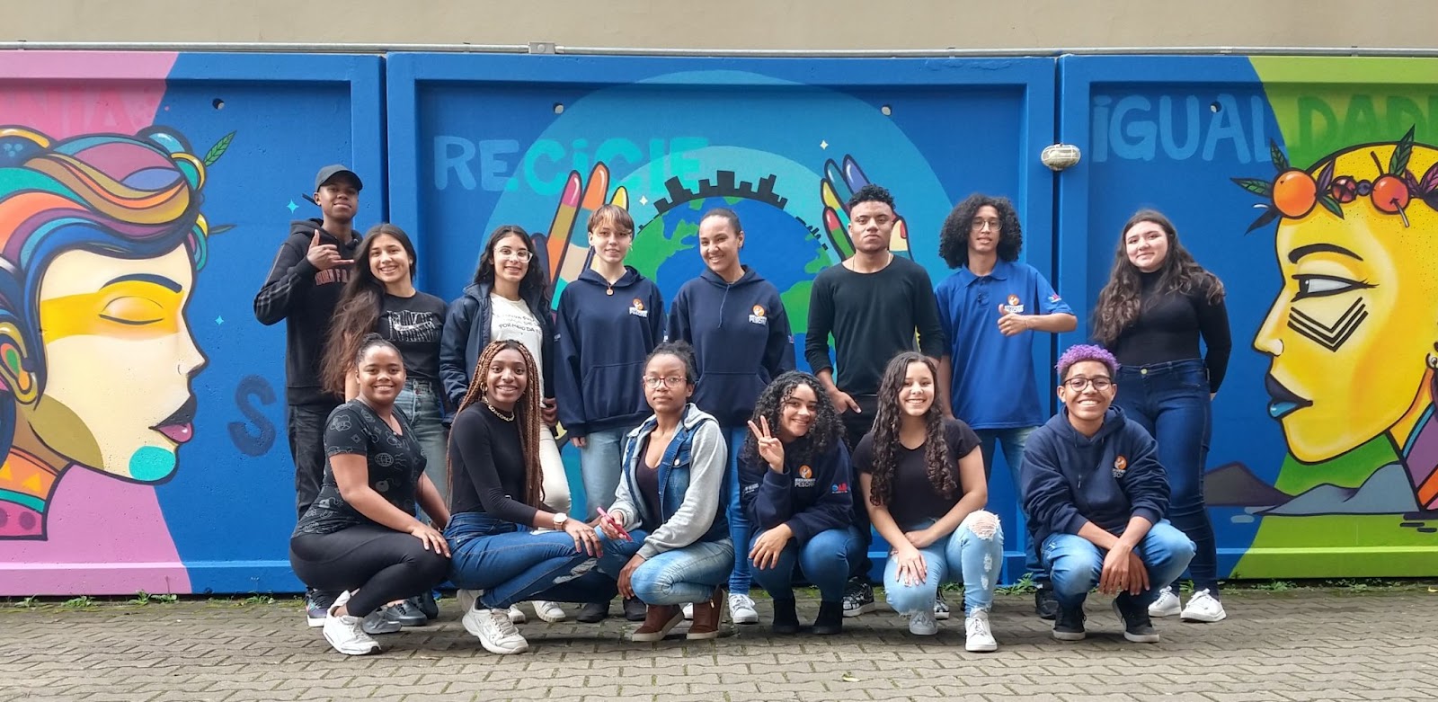Foto alunos do projeto pescar, ano 2022, turma TRT, em frente a mural artistico
