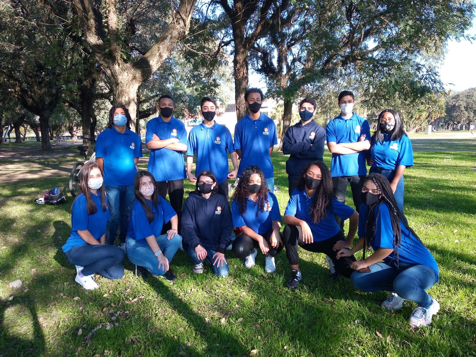 Foto dos alunos do projeto pescar, turma ESA, ano 2021, reunidos em uma praça