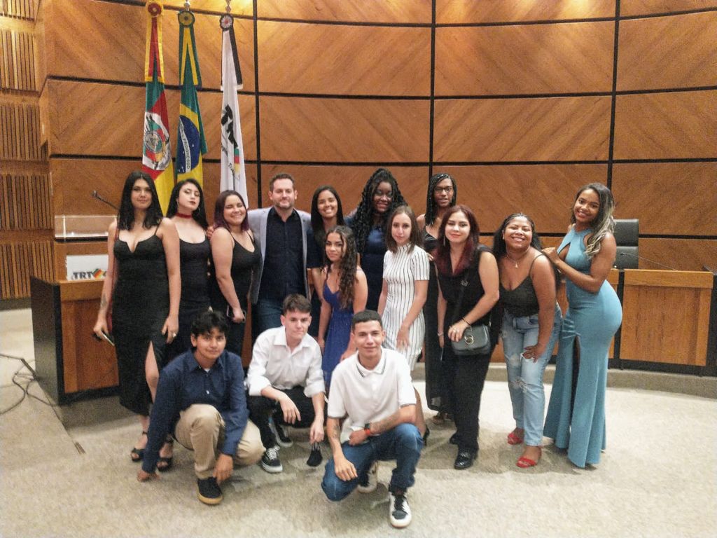 Foto alunos do projeto pescar reunidos no dia da formatura, turma TRT, ano 2020