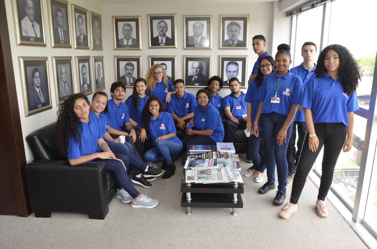 Foto alunos do projeto pescar sentados no sofa, turma ESA, ano 2018