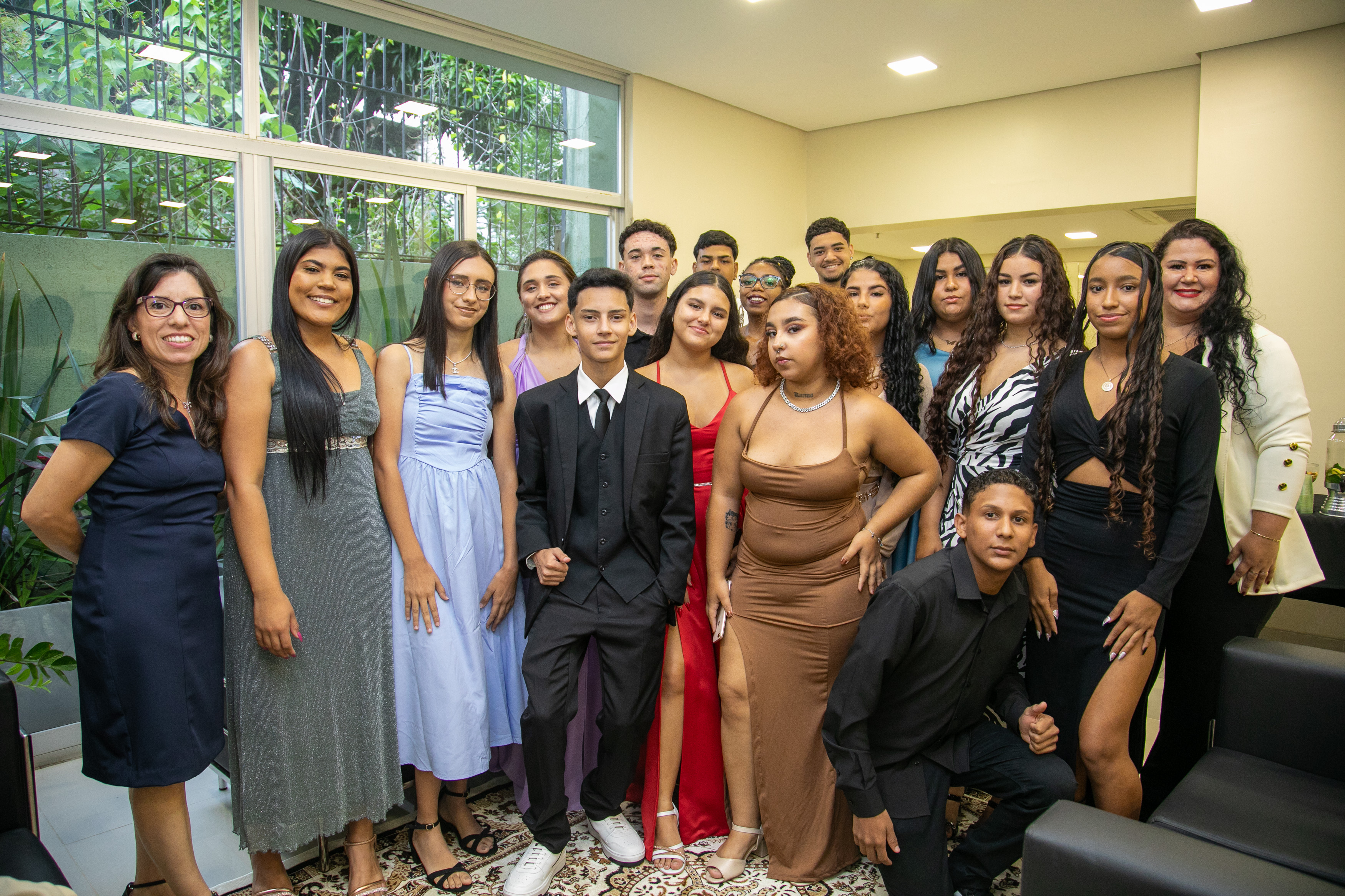 Foto de jovens sorrindo com roupas de celebração formal