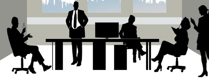 Imagem de 5 pessoas em uma mesa conversando