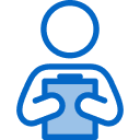 Imagem de uma pessoa com uma prancheta nas mãos.