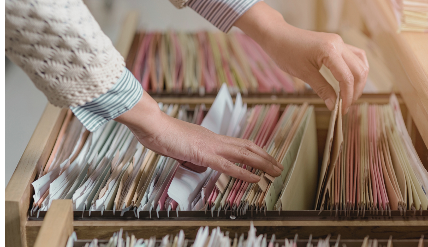 Imagem de um gaveteiro cheio de pastas-arquivo.