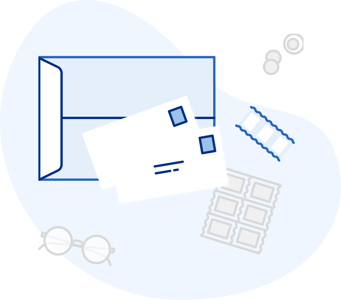 Imagem de envelopes sobre fundo azul, ao lado de um par de óculos e de selos.