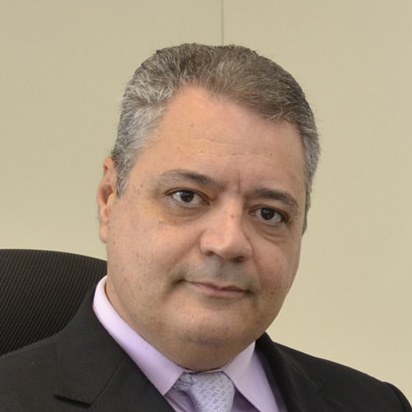 Foto de homem branco de terno com cabelo grisalho