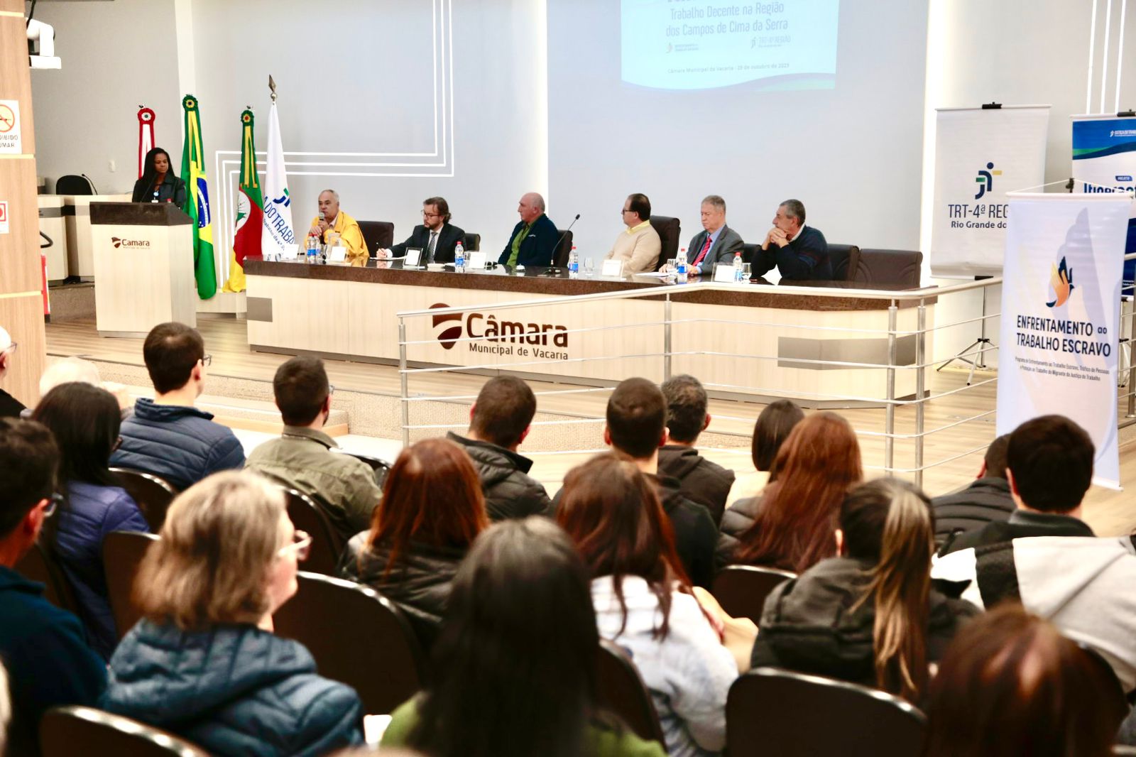 A foto mostra a mesa de abertura com todas as autoridades.