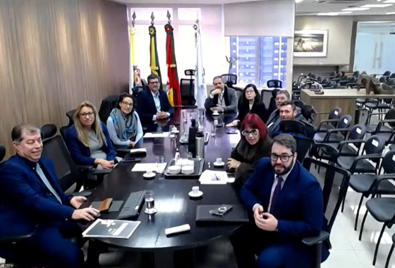 Print da tela que mostra os integrantes do TRT-RS participando da audiência por vídeo, direto do Salão Nobre.